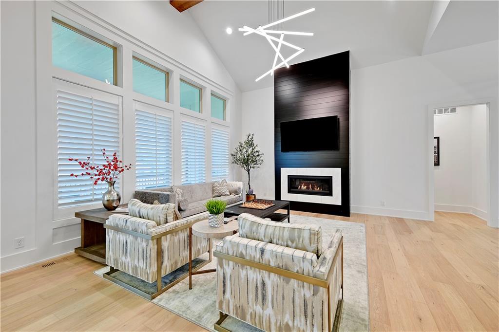 17401 Oakshire Street Property Photo 8