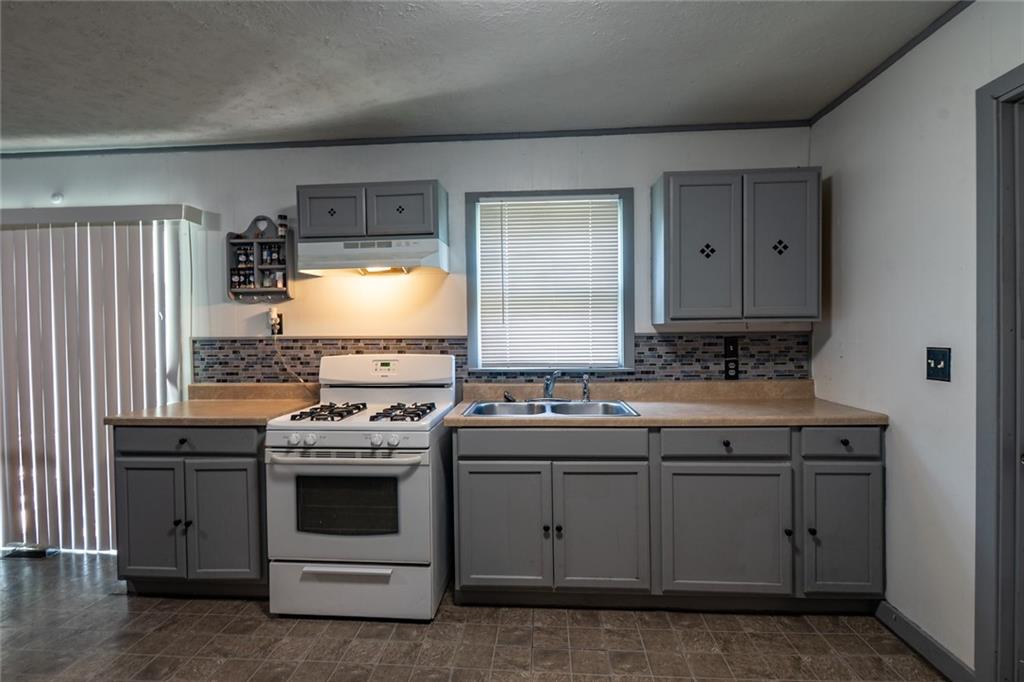 2409 W 1st Street Property Photo 3