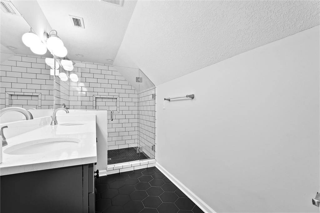 9815 Overbrook Road Property Photo 24