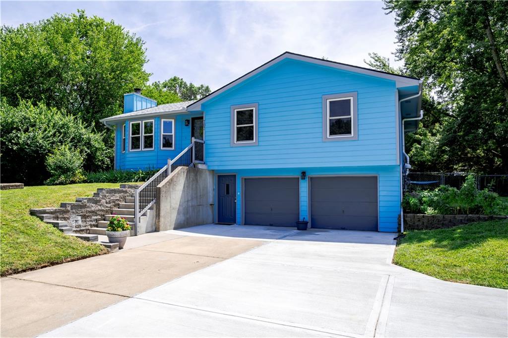 707 Ne Cookingham Drive Property Photo 3