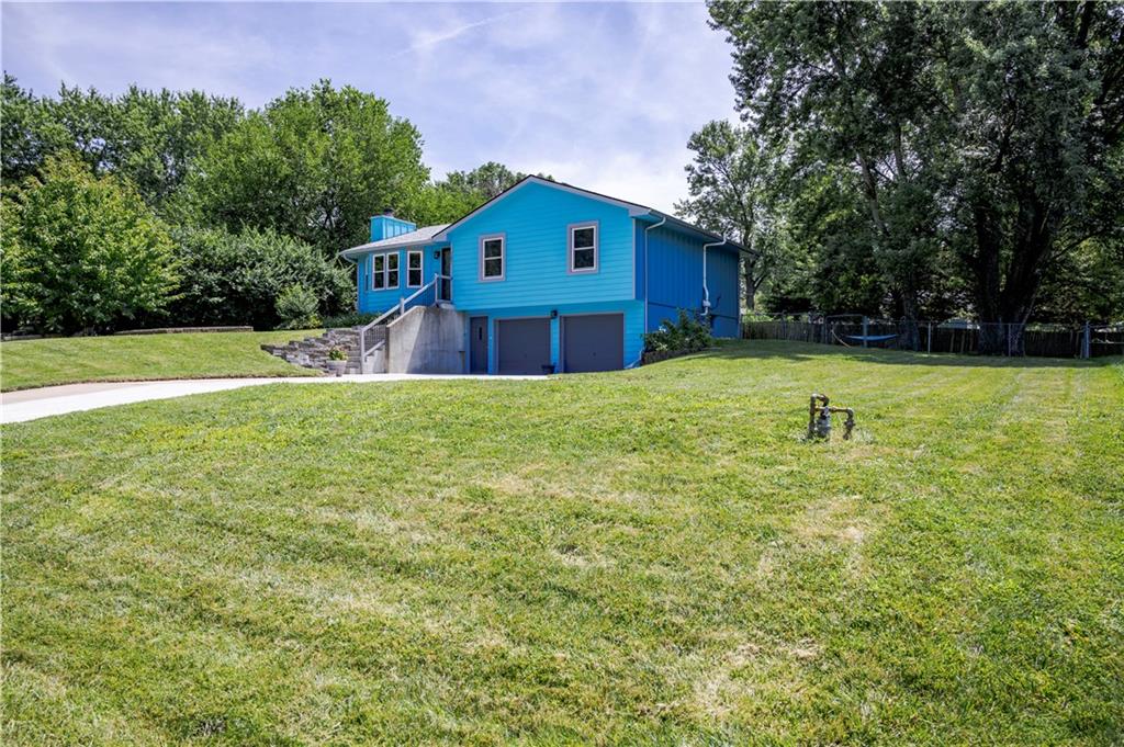 707 Ne Cookingham Drive Property Photo 4