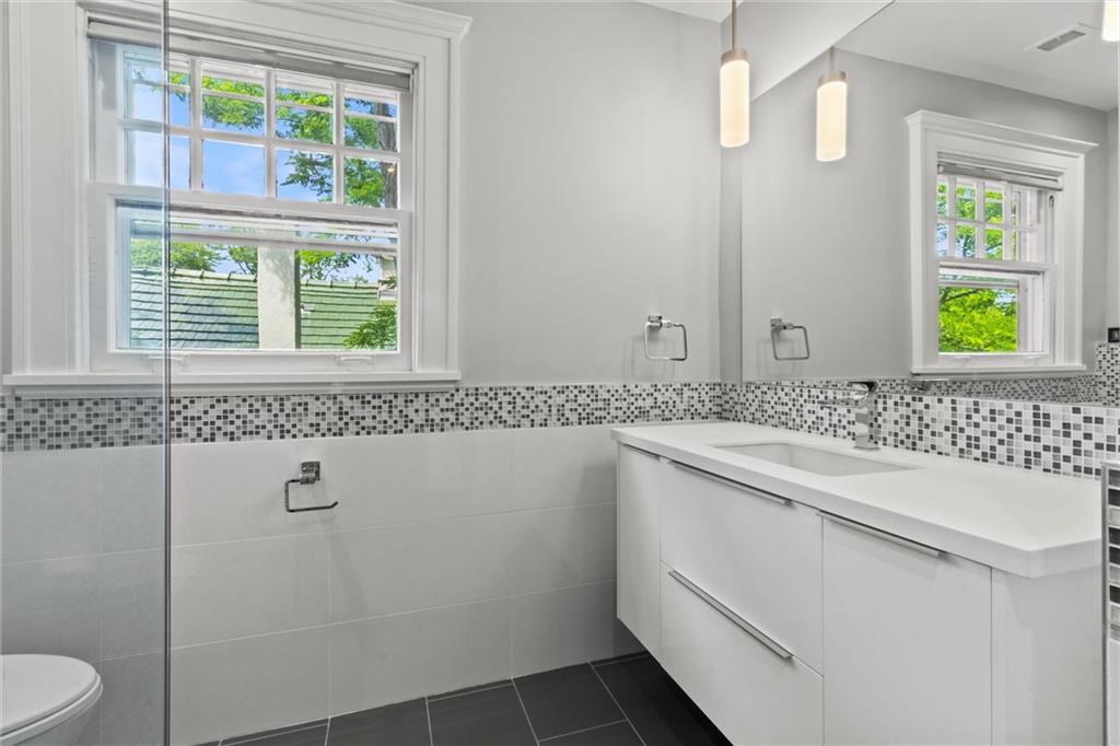 4525 Kenwood Avenue Property Photo 52