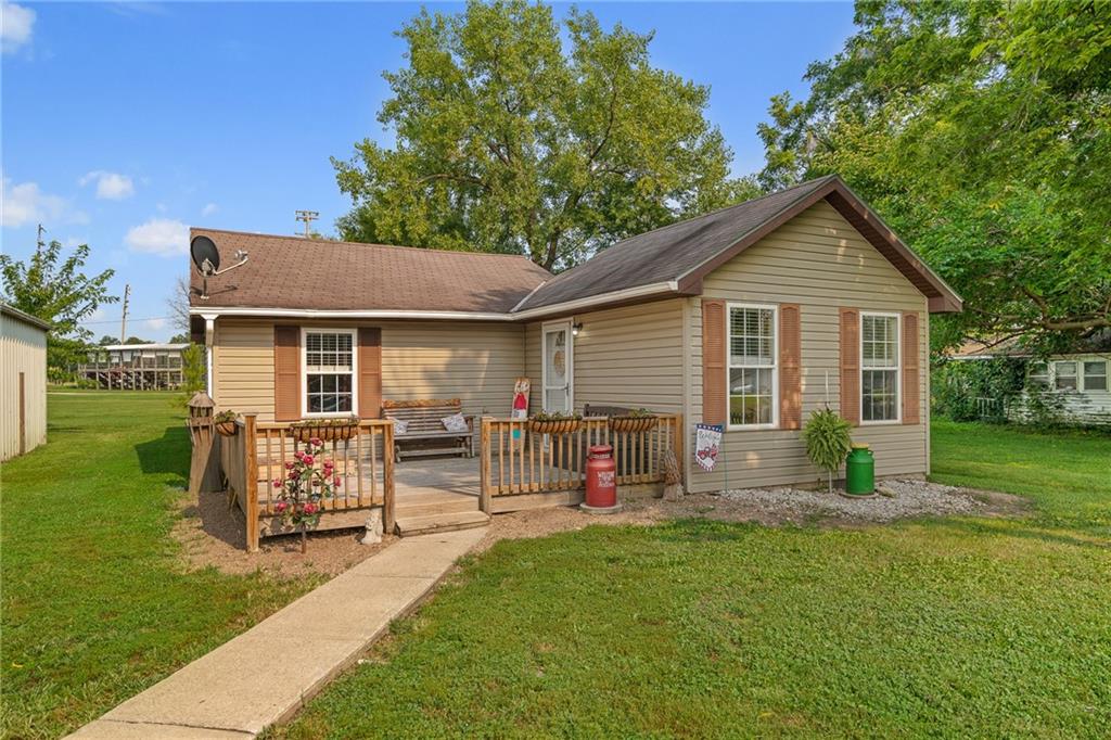 702 N Locust Street Property Photo 1
