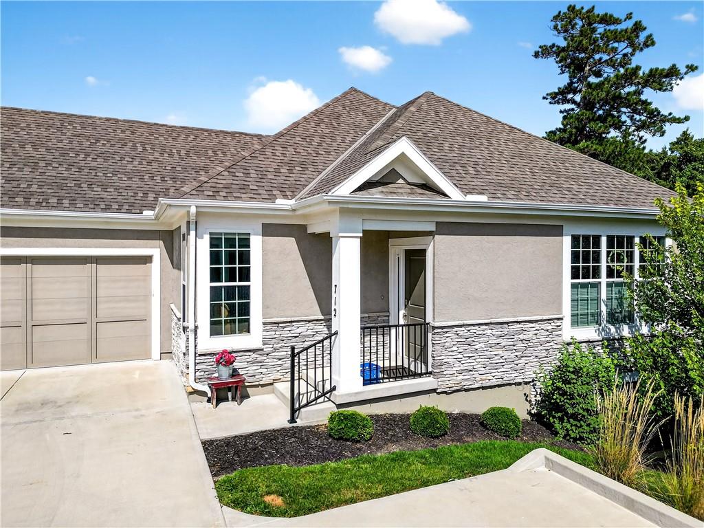 712 E 110th Terrace Property Photo 1