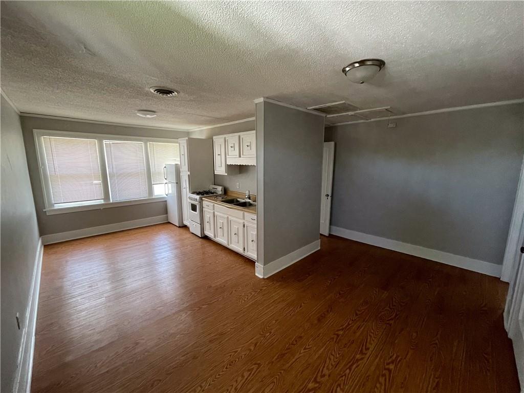 315 W 3 Street Property Photo 9