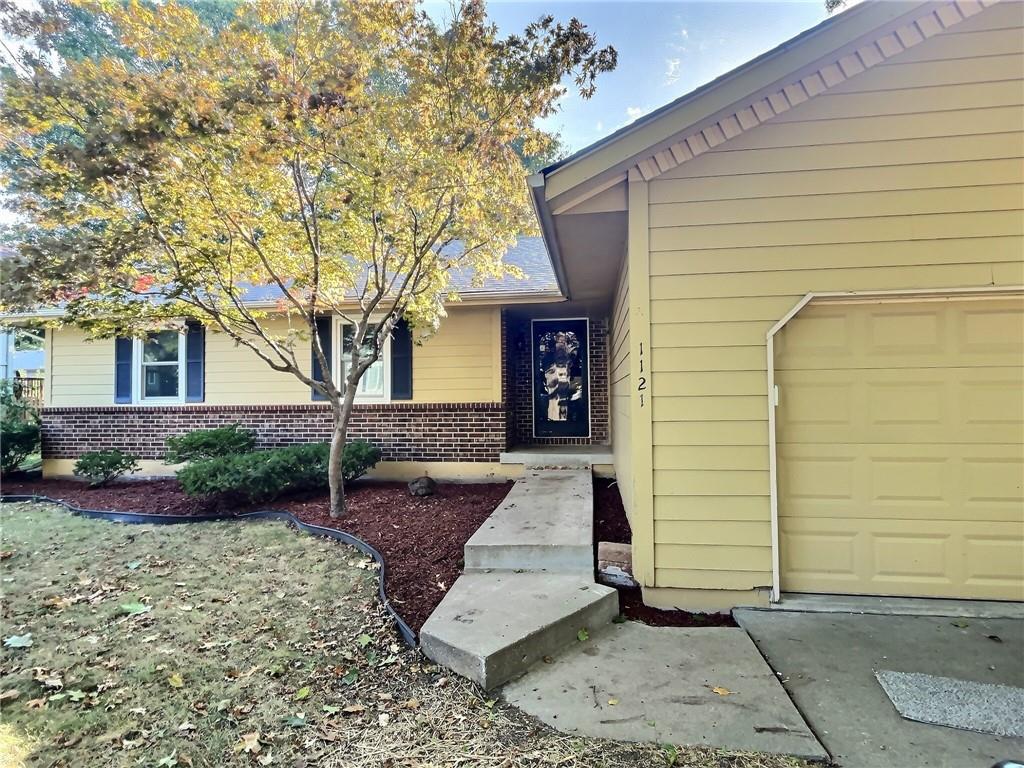 1121 Ne Ridgeview Drive Property Photo 1