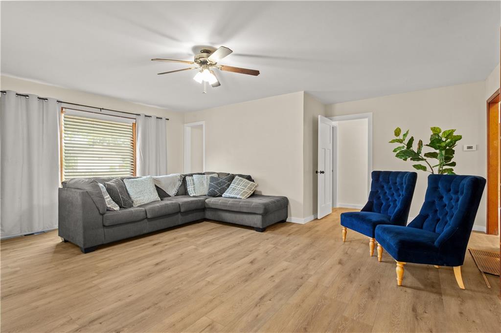 301 N Lee Street Property Photo 4