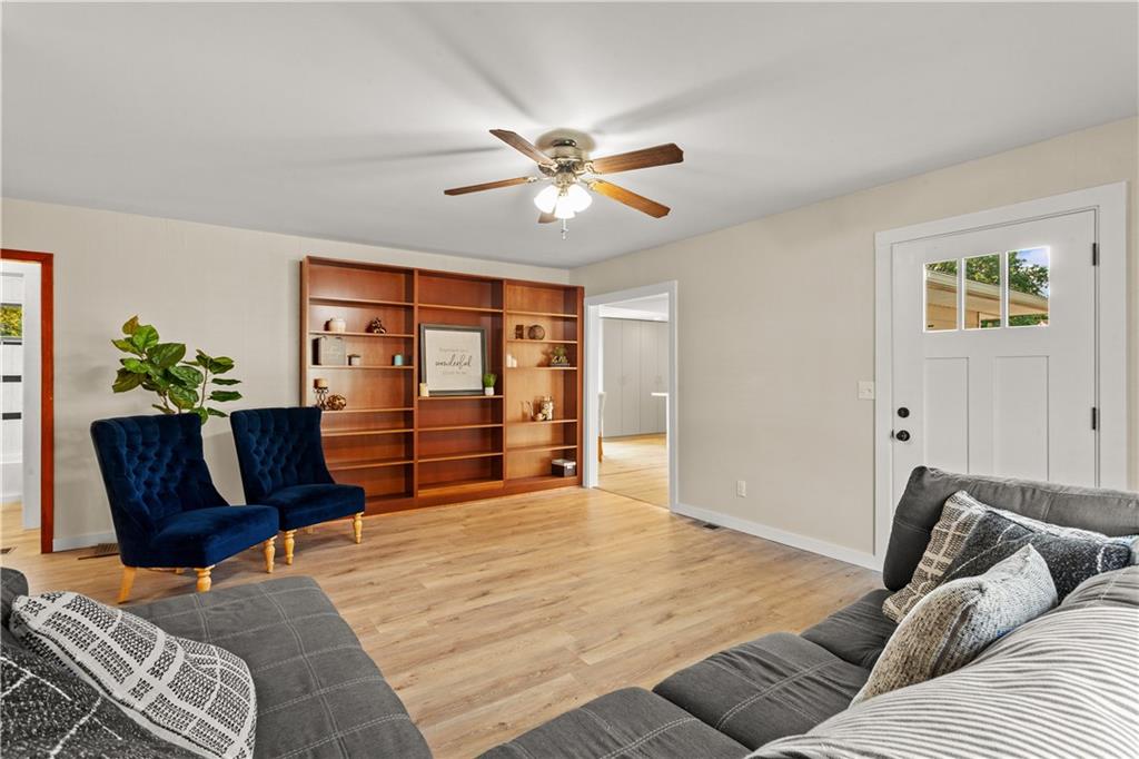 301 N Lee Street Property Photo 5