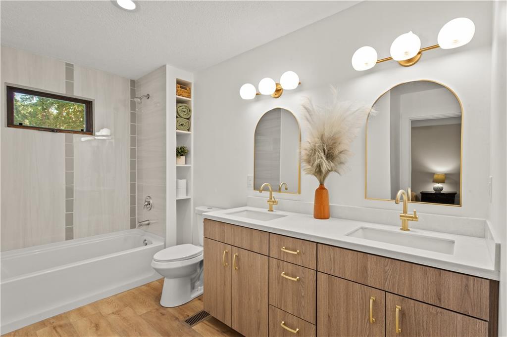 301 N Lee Street Property Photo 9