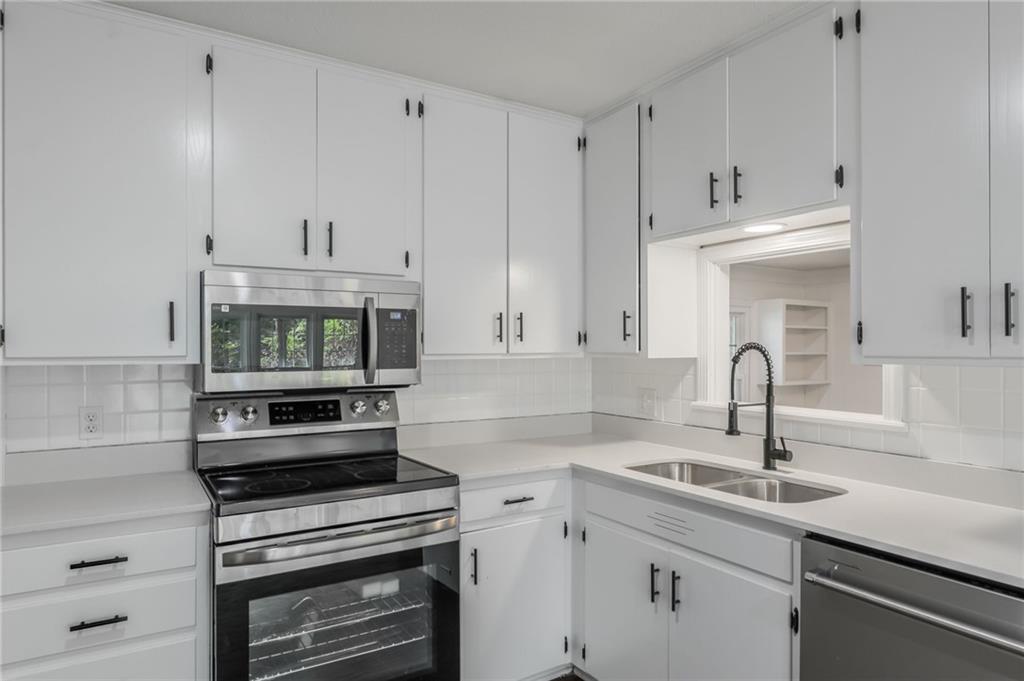 3603 S Hedges Avenue Property Photo 8