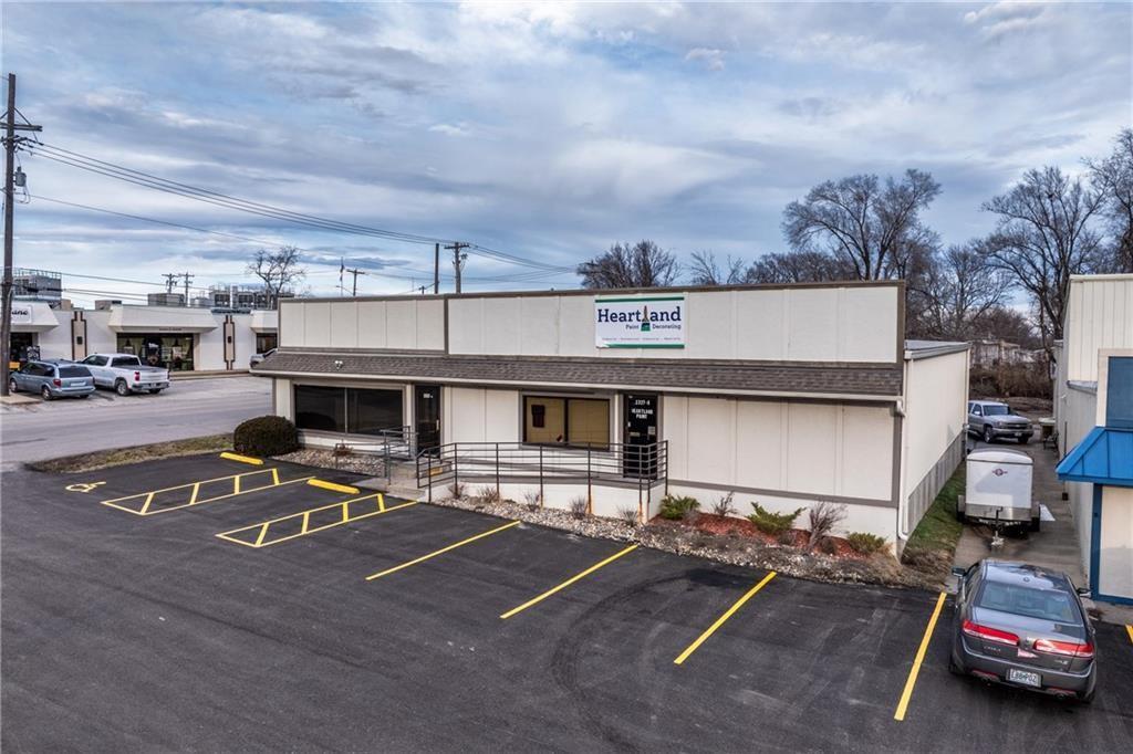 2327 N Belt Highway Property Photo 3