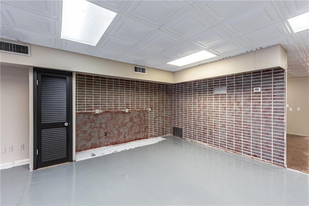 2327 N Belt Highway Property Photo 11