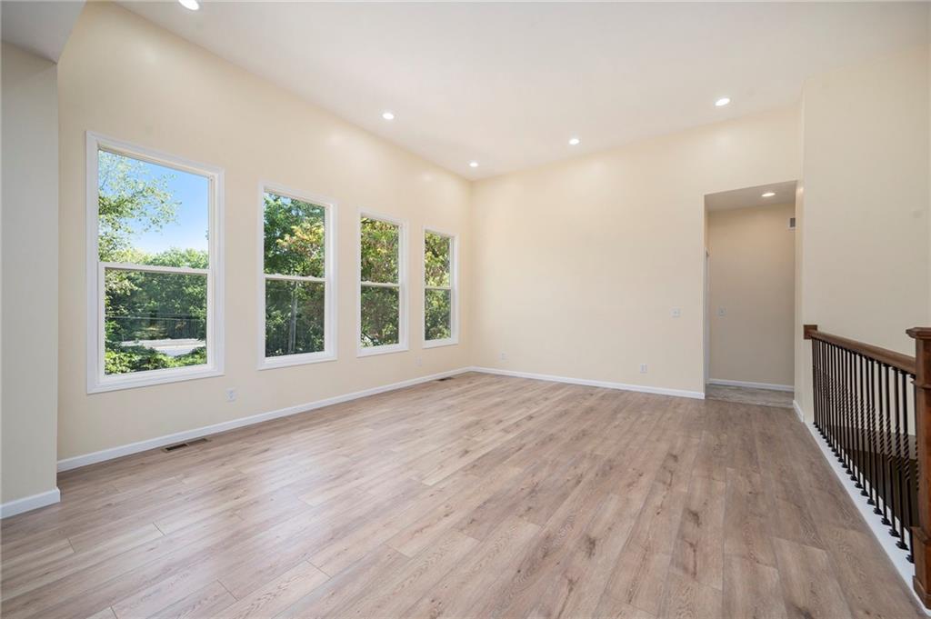 3711 N Wayne Avenue Property Photo 5
