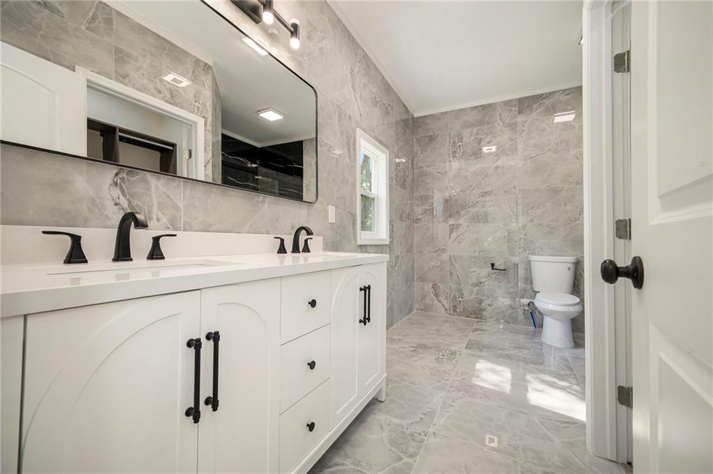 3711 N Wayne Avenue Property Photo 15