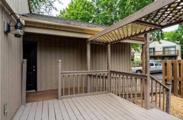 8237 N Chatham Avenue Property Photo 4