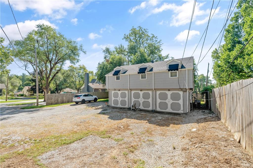 2022 S Hedges Avenue Property Photo 23