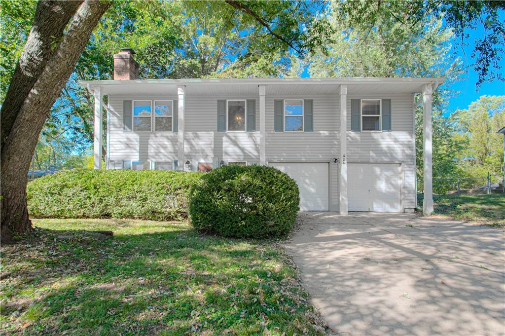 404 Ne Castle Drive Property Photo 1