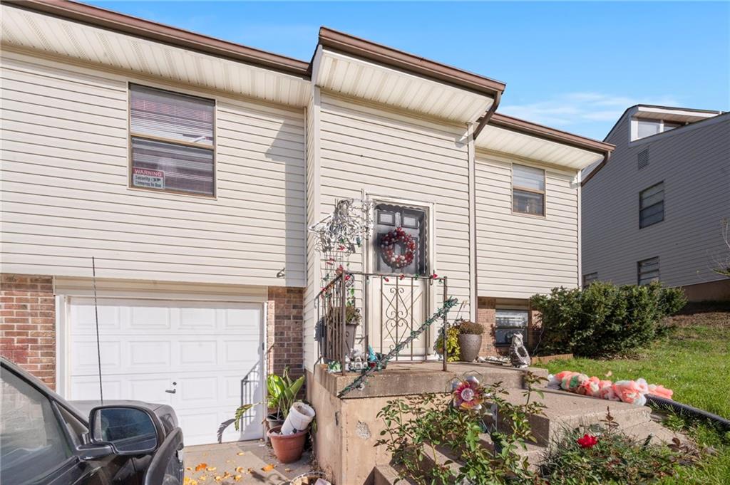 17208/17210 E 48th Terrace Court Property Photo 3