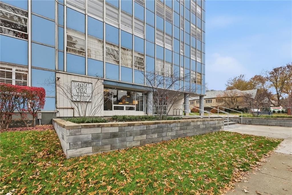 333 W Meyer Boulevard Property Photo 3
