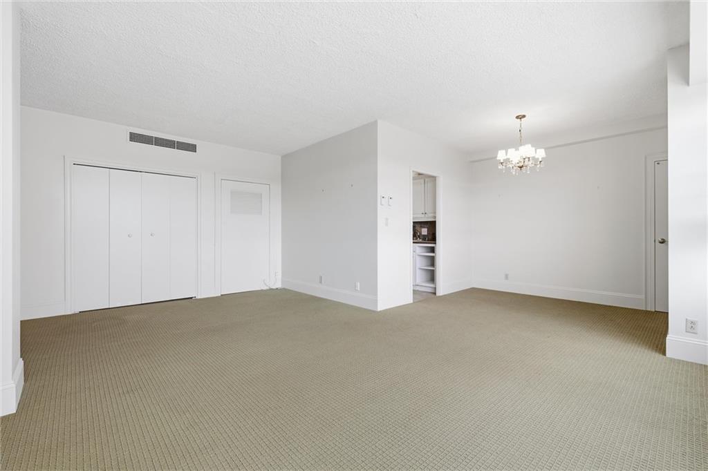333 W Meyer Boulevard Property Photo 7