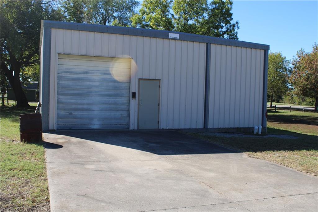 800 S Summit Street Property Photo 1