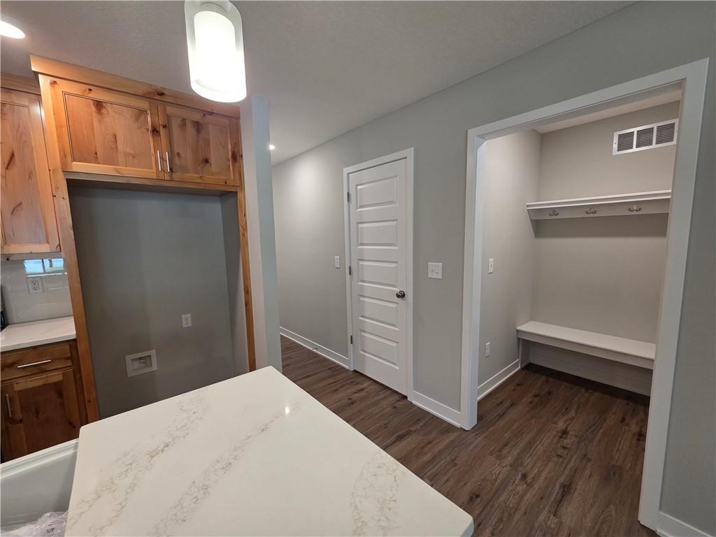 30 E 7th Street Property Photo 8