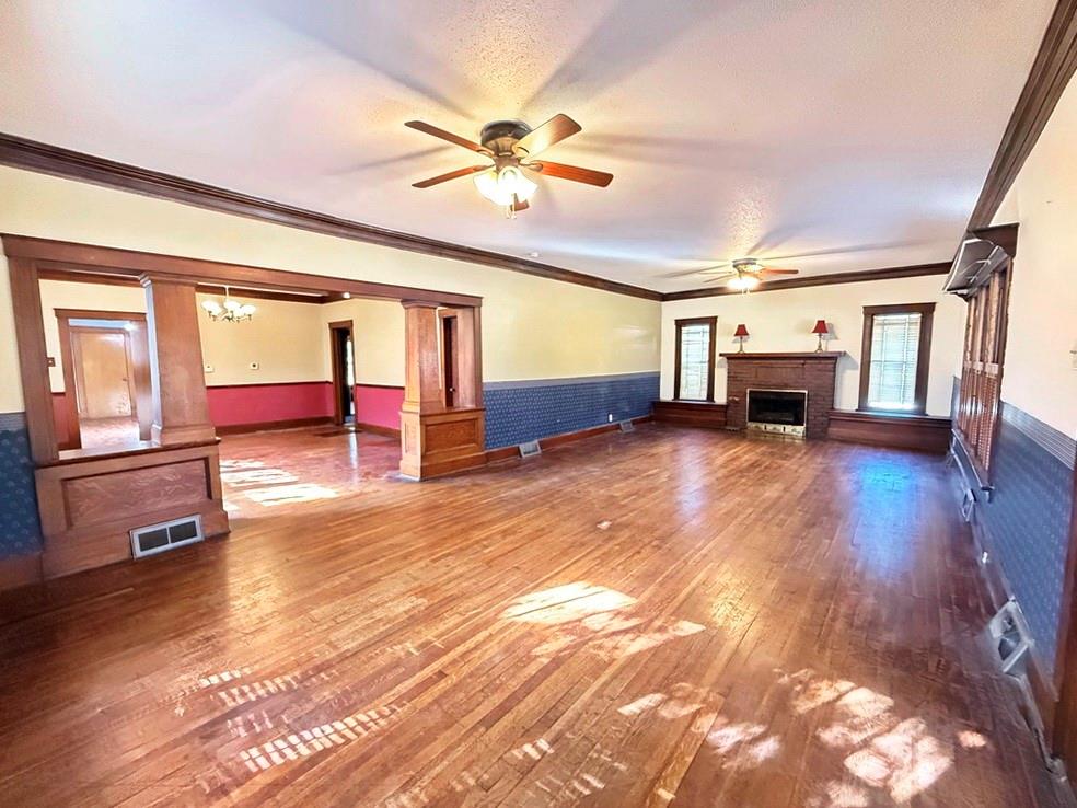 400 S Main Street Property Photo 9