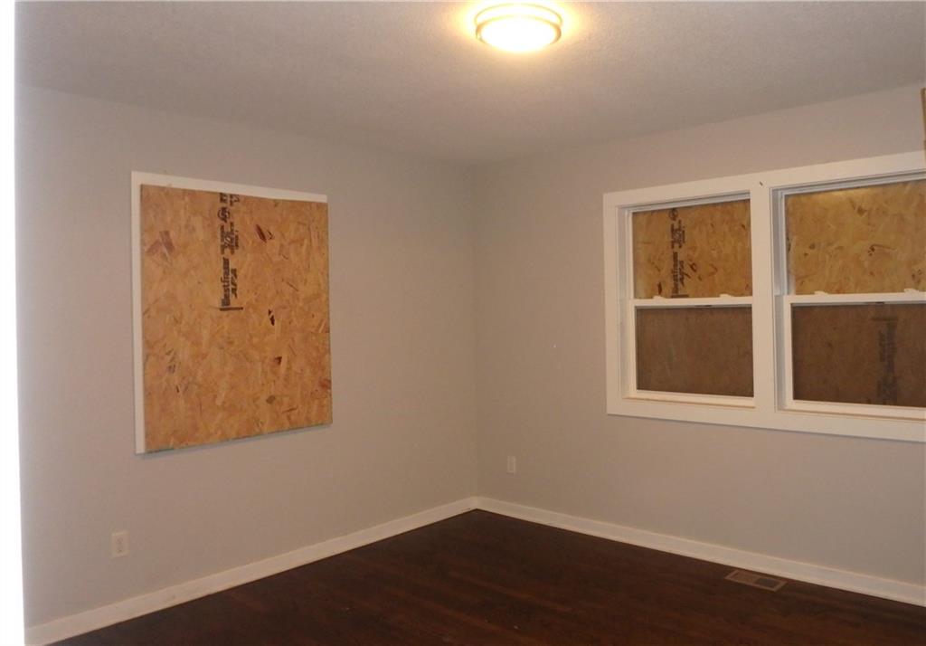 7332 Parallel Parkway Property Photo 10