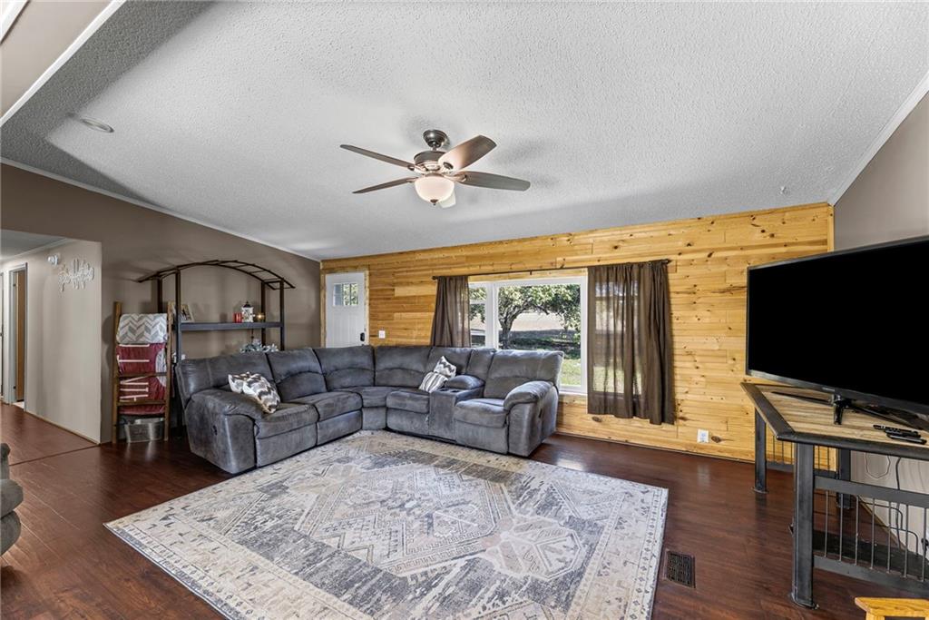 38740 Hedge Lane Property Photo 9