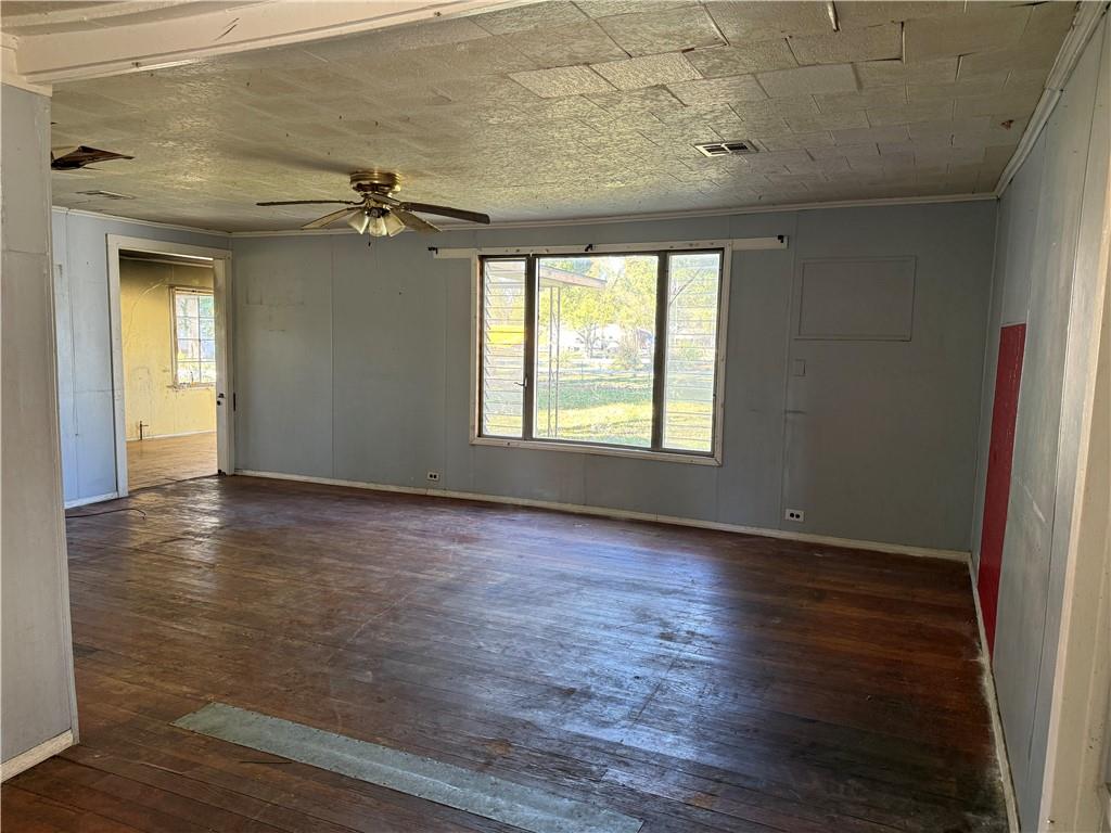 206 E 8th Street Property Photo 4