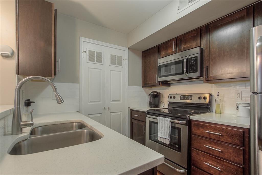 435 W 9th #103 Street Property Photo 6