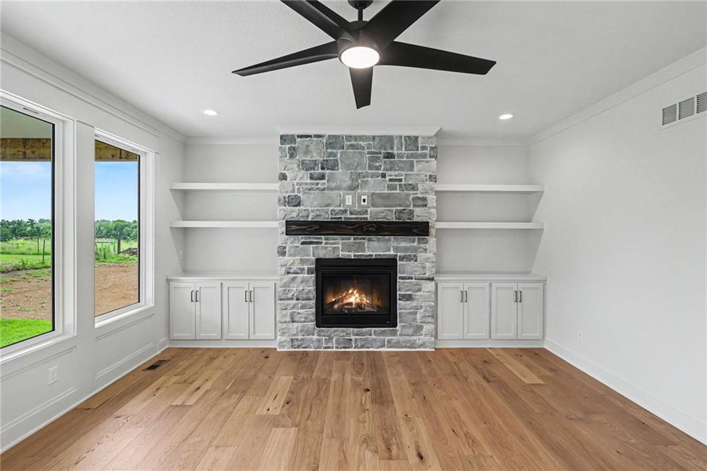 18425 Long Street Property Photo 6
