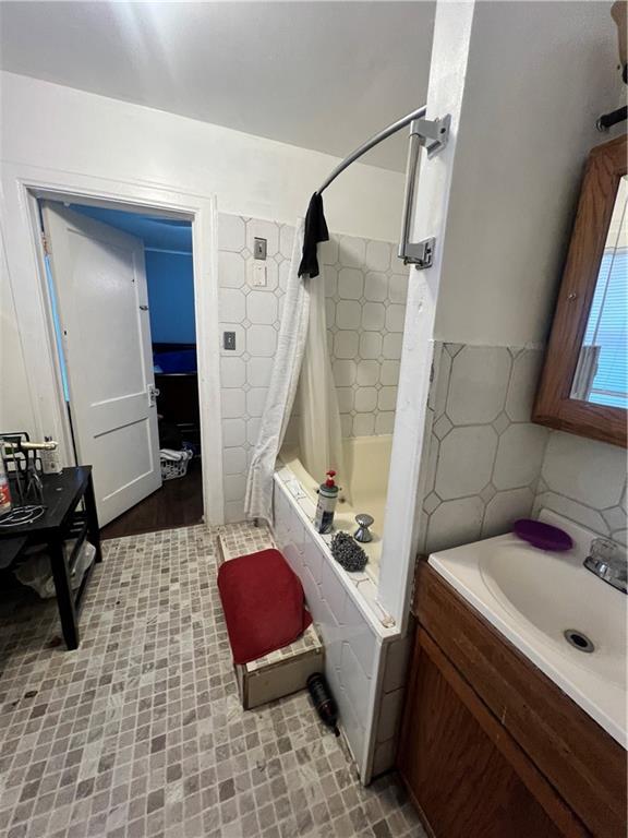 5211 Gladstone Boulevard Property Photo 7