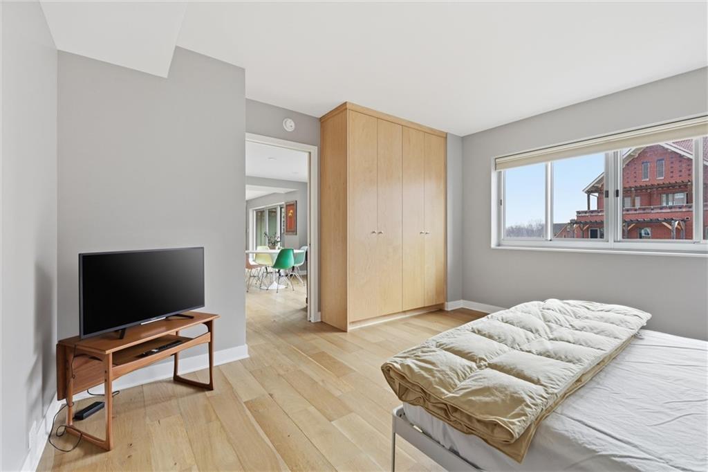310 W 49th Street Property Photo 17