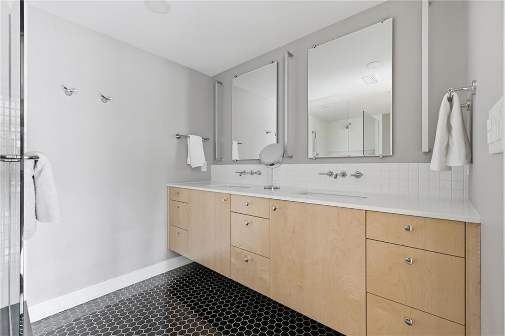 310 W 49th Street Property Photo 18