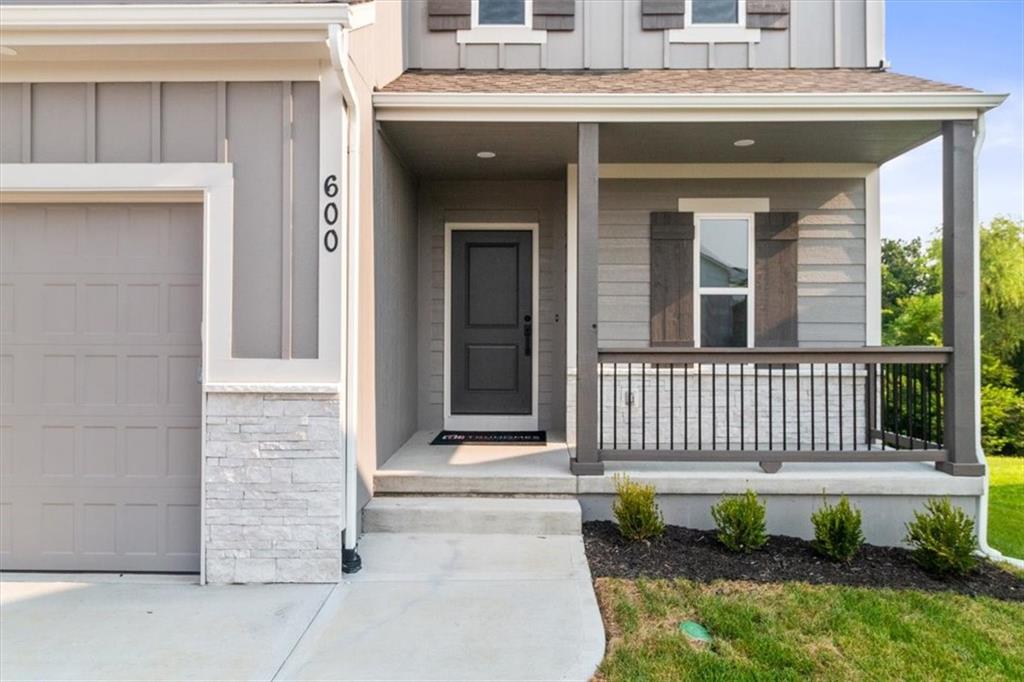 600 Sw Valley Drive Property Photo 2