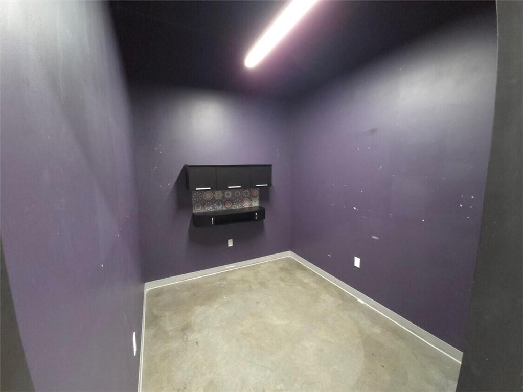 7510 N Oak Trafficway Property Photo 17