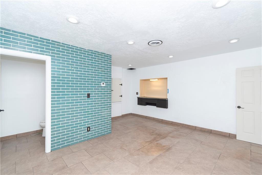 6909 Prospect Avenue Property Photo 7
