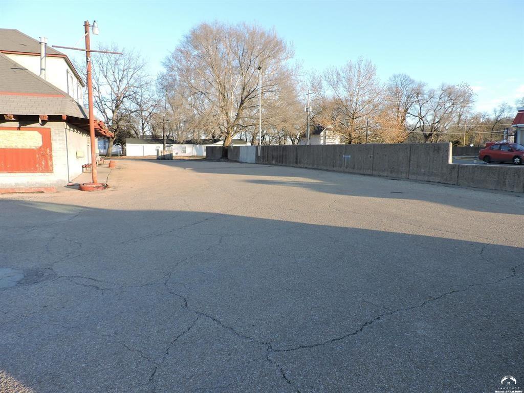 1834 Nw Topeka Boulevard Property Photo 3