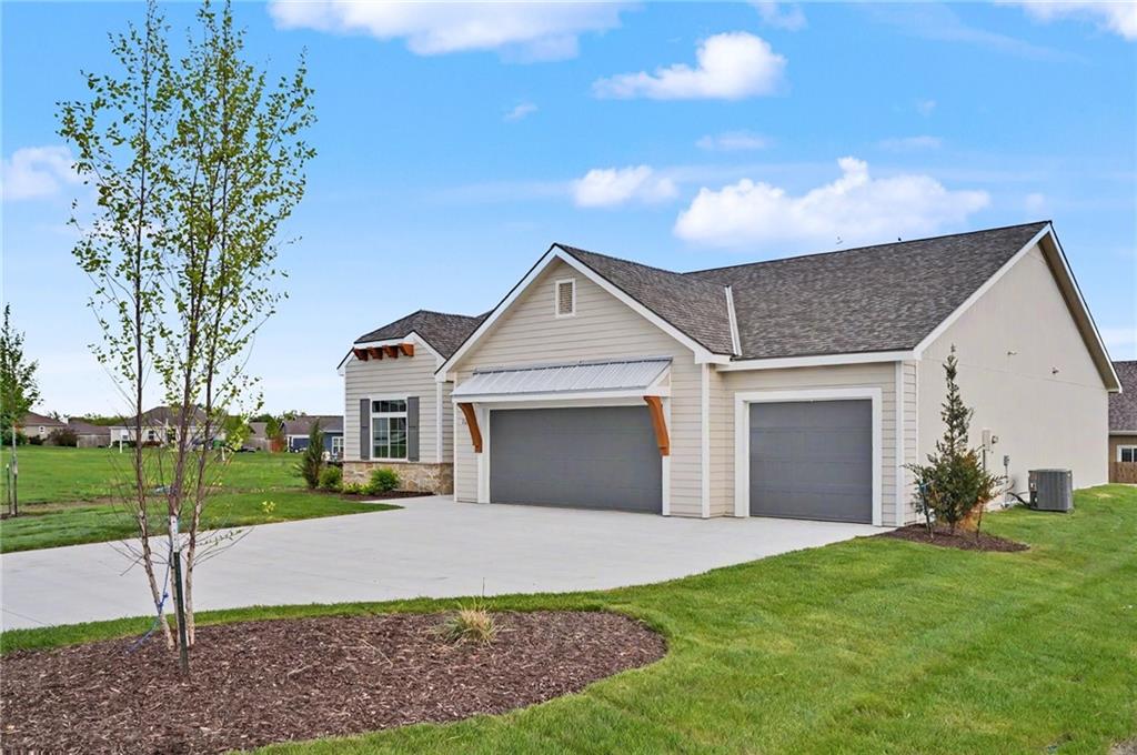 1013 Bluestem Circle Property Photo 2