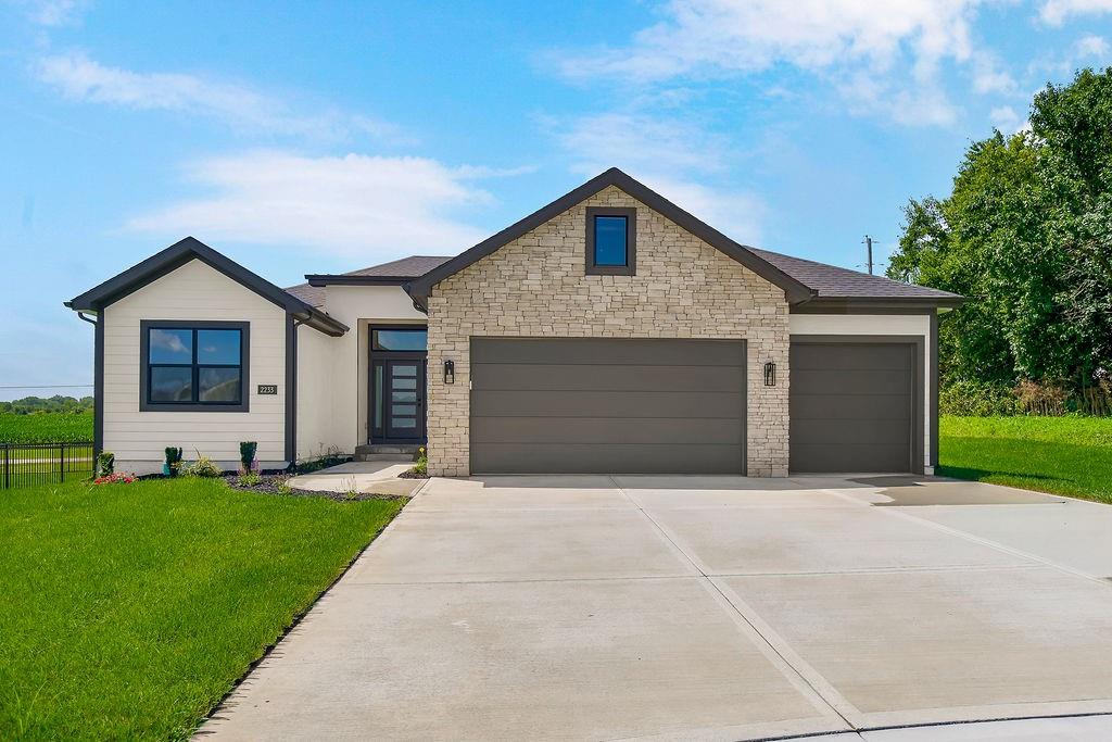 2233 SW Heartland Court Property Photo 1