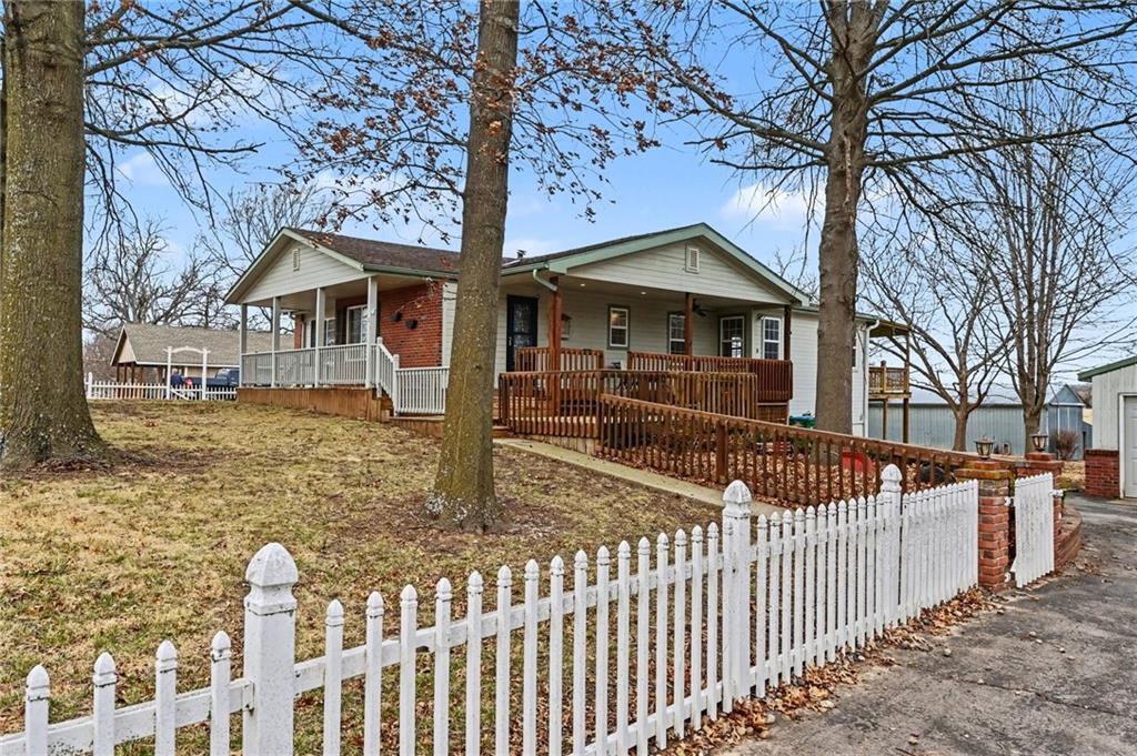 1492 Sw Hook Road Property Photo 3