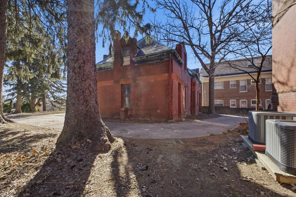 802 Hall Street Property Photo 8