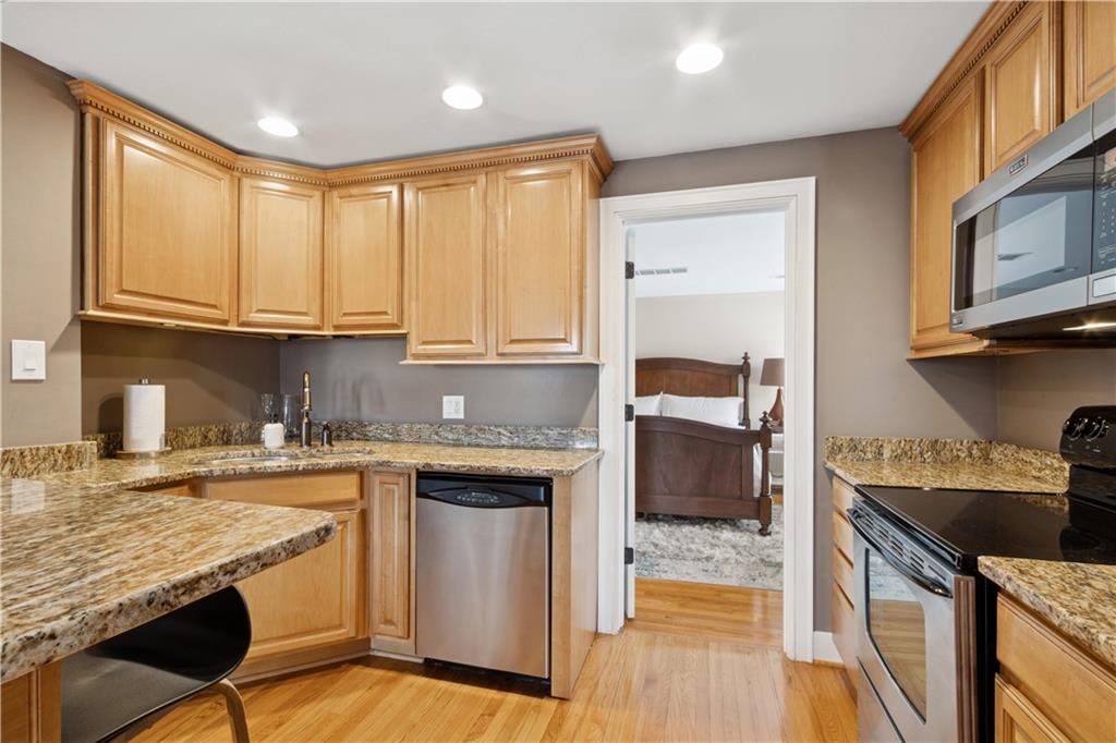 807 W 48th Street Property Photo 6
