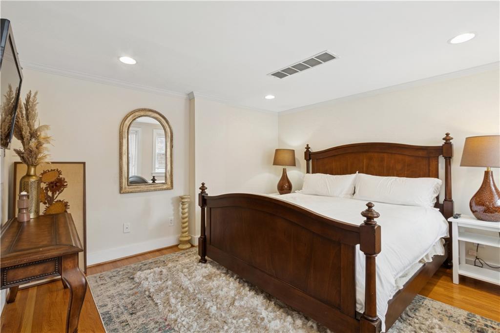 807 W 48th Street Property Photo 9