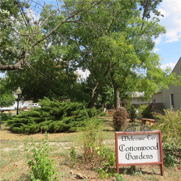 215 S Cottonwood Street Property Photo 3