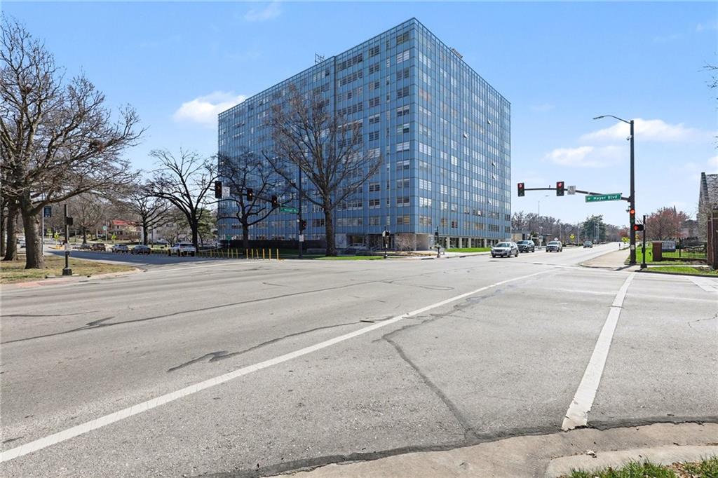 333 W Meyer Boulevard Property Photo 17