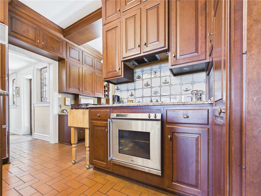 304 W 9th Street Property Photo 43