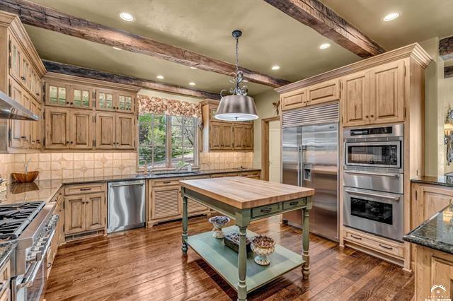 208 Fall Creek Drive Property Photo 8