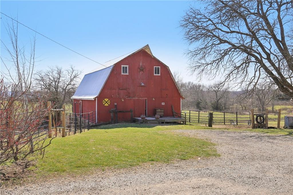 1031 Ne 301 Road Property Photo 6